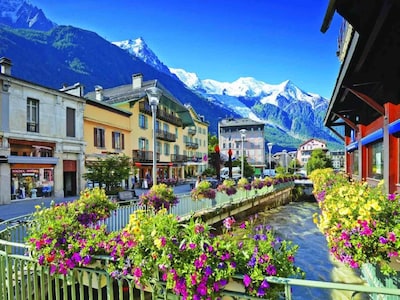 Super 3 bedroom apartment in new central Chamonix residence, great views & WIFI