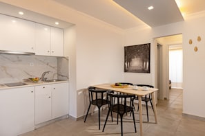 Standard 2nd floor apartment-En suite Kitchen