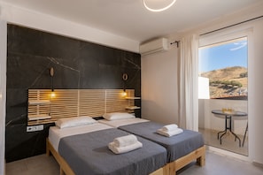 Standard 2nd floor apartment-Bedroom with twin beds