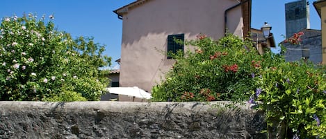 Antica casa ristrutturata, con giardino esclusivo, in castello medievale