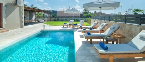 Stimulating pool surroundings. 