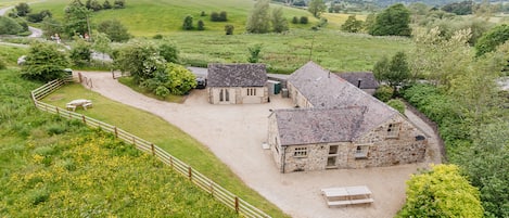 Grade II Stone Barn dating back to 1700s. A 6 bed holiday cottage.