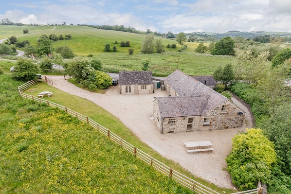 Grade II Stone Barn dating back to 1700s. A 6 bed holiday cottage.