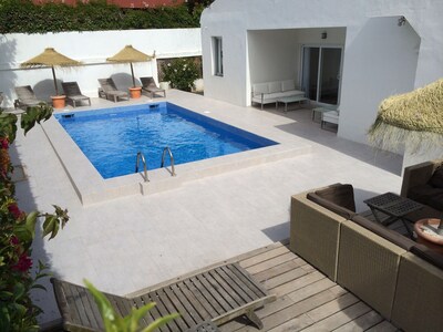 Villa junto a la playa con piscina privada en la Milla de Oro