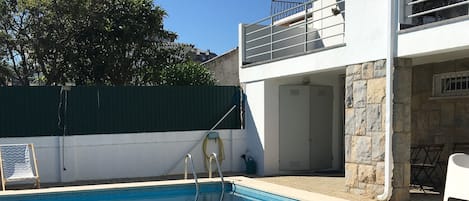 Apartamento c/ piscina e jardim.