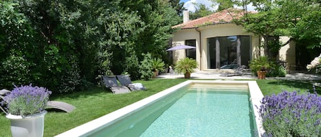 Vue du jardin et de la piscine