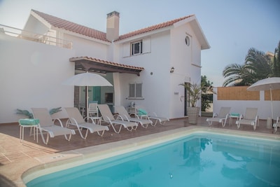 Luxury Villa close to all amenities and towns beaches