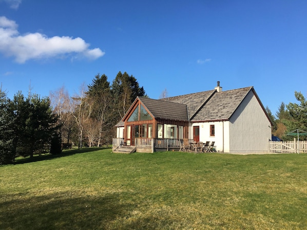 Sunroom and back garden 