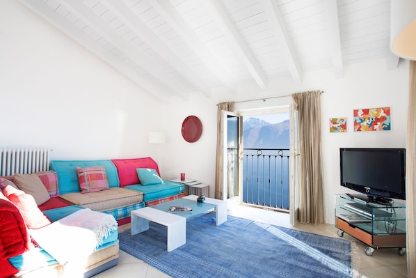 Beautiful bright lounge area in "Apartamento Belvedere In Menaggio"