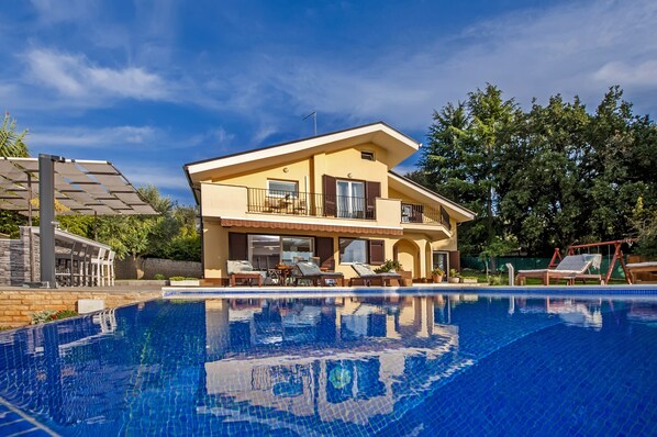 Swimming pool