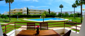 Vista panorâmica da varanda para o jardim e piscinas.