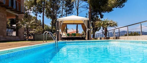 Villa Sitges Los Pinos: Calm Area. Pool: 7*4. One of our Sitges Villas