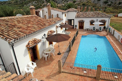 Villa, casa contigua y cabaña, piscina propia, capacidad para 12, WIFI, zona de Ronda