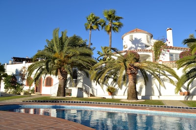 Hermosa villa de 8 dormitorios con piscina privada climatizada