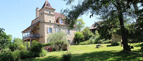 La maison dans son jardin, avec le puits ancien (fermé !)