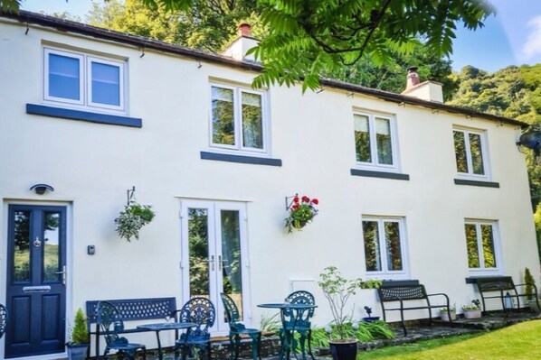 Front elevation of Crow Pie Cottage overlooking Matlock Bath.
