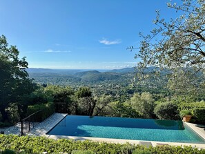 Infinity pool with views to the bay of Cannes