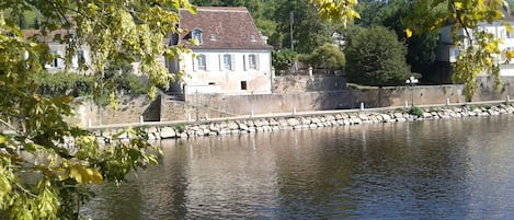 Stunning Vézère Vue on the river