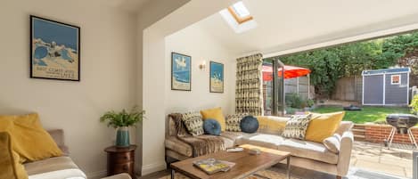 Driftwood Cottage, Brancaster: Bright sitting room opens into the garden