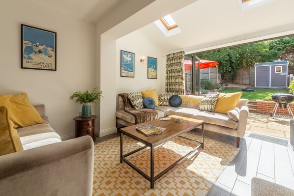 Driftwood Cottage, Brancaster: Bright sitting room opens into the garden