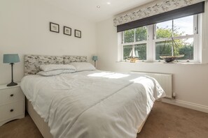 Driftwood Cottage, Brancaster: Bedroom two with a king-size zip-and-link bed that can be converted into twin beds