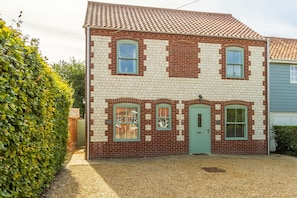 Driftwood Cottage, Brancaster: A lovely semi-detached modern cottage