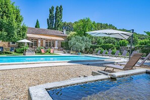 Fontaine et piscine