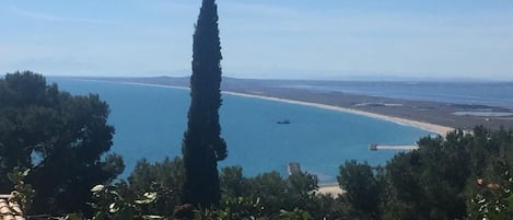 Vue sur la mer depuis la terrasse du haut appelée "belvedere"