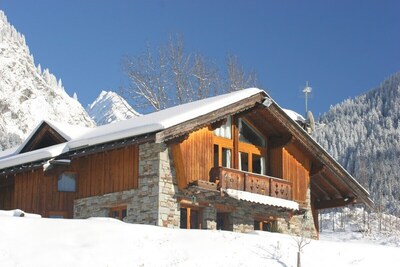 CATERED CHALET - SWIMMING POOL WITH STUNNING VIEWS - HOT TUBS - SAUNA - NR LIFTS
