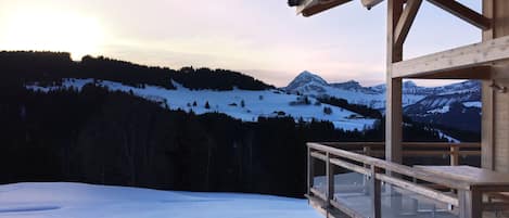 Vue du chalet sur le Mont Charvin, terrasse couverte