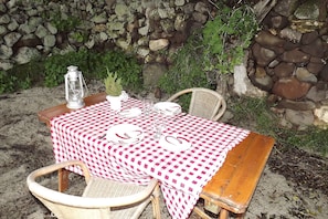 l'angolo pranzo nella corte privata , si vede anche il mare ...