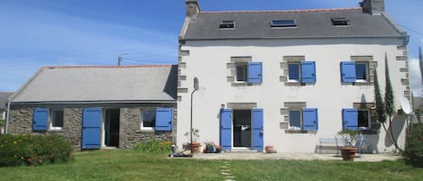 la maison aux mouettes et aux volets bleus