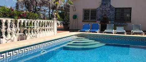 CASA CLARA TORROX Pool and sun beds and a built in BBQ........
