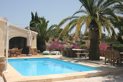 Villa mit privatem Pool und Tennisplatz, Blick auf den Montgo Berg 