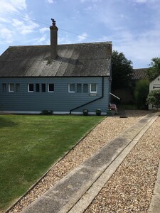 Charming Seaside Home (Old railway carriages) 50 Yds to Sea, lg private Garden