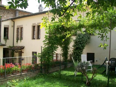 Piso / apartamento - en el centro medieval de Spello, con jardín y WI-FI.