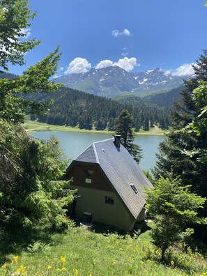 Le chalet en été et sa vue imprenable du lac de Payolle 