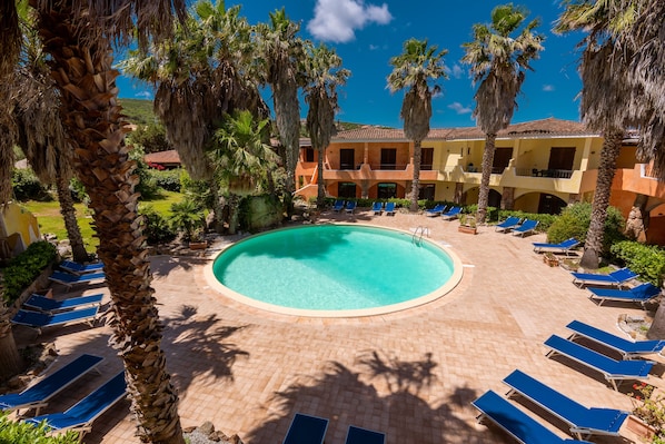 Piscina con solarium