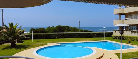 Vista da varanda para a piscina e praia.