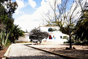 3 driveway into the villa