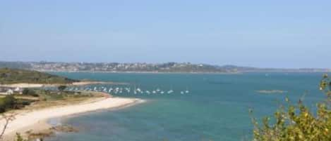 Vue sur la plage de Kériec depuis la terrasse, en arrière plan Perros Guirec