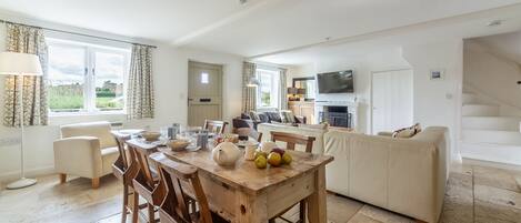 Jasmine Cottage, South Creake: Sitting/dining room