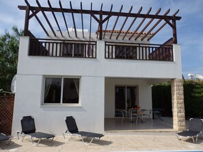 Covered outside dining area near to the pool