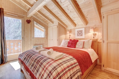 Luxury Chalet In A Beautiful Setting, Close To A Main Ski Lift