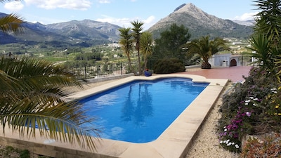 Villa de 3 dormitorios recientemente renovada con piscina con vista a los valles de Orba y Jalón