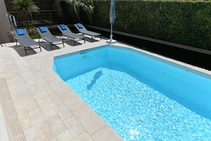 Plage de la piscine chauffée + transats