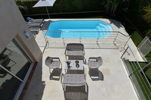 Salon de jardin vue piscine