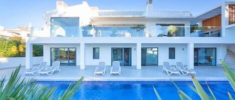 DELUXE VILLA WITH SEA VIEWS BESIDE THE PRACA IN VALE DO LOBO - J153 - 1