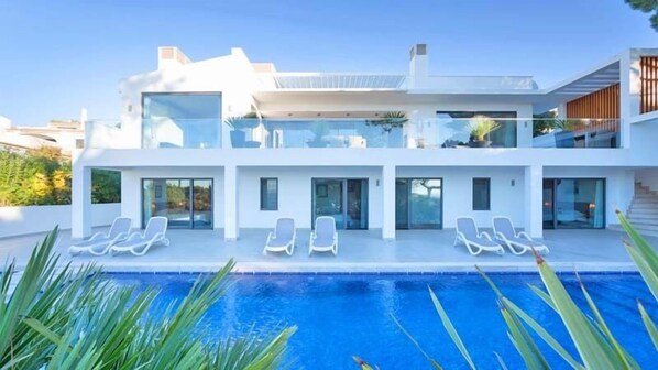 DELUXE VILLA WITH SEA VIEWS BESIDE THE PRACA IN VALE DO LOBO - J153 - 1