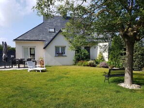 Terrasse côté sud donnant sur le jardin